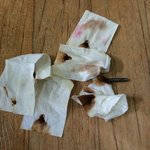 미샤 클렌징 <b>티슈</b>에서 기계용 용수철이 나왔습니다.