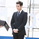 깔끔한 수트입은 김수현