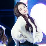 <b>악세사리</b> 없이도 튀는 손나은 미모