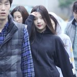 단체로 <b>후드티</b>입고 출근중인 레드벨벳