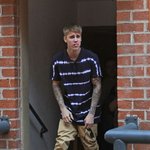 인상쓰면서 나오는 저스틴 <b>비버</b>ㄷㄷㄷ