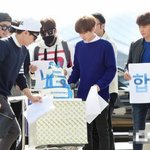 공항에서 <b>이벤트</b>하는 남자아이돌그룹