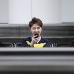 [EXO] 경수 폰보고웃는데 준면이<b>표정</b>ㅋㅋㅋ