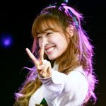 반<b>묶음</b>머리로 더 러블리한 티파니