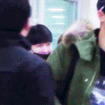[레이] 씽이 <b>공항</b>에서 웃는거 움짤 ㅋㅋ