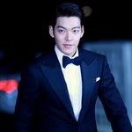 레드카펫 <b>남신</b>등장한 김우빈