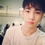 흔한 남자아이돌의 자체발광 피부ㅠㅠ