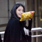아이유 출근길ㅋㅋㅋ 과자 <b>득템</b>