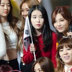 무대에서 같이사진찍는 아이유-정은지