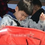 공항에서 엄청 졸려보이는 <b>윤후</b>