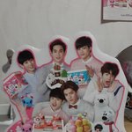 [exo] ㅋㅋㅋㅋㅋ 베라 전단지? 주워와서 <b>등신대</b>만듬