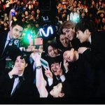 [EXO] 셀카봉 들고있는 애 <b>뉴규</b>??