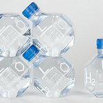 독특한 디자인의 <b>물병</b>과 팩들