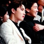 [exo] 김준면 뒤에 애랑<b>미모차이</b>봐