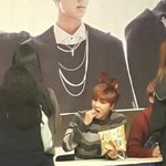 팬싸에서 허니<b>버터</b>칩 먹방찍은 아이돌
