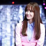 핑크<b>수트</b>입고 예쁨이 터져버린 윤아