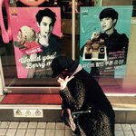 [EXO] <b>이여자</b> 베라포스터 앞에서 뭐하는거야ㅋㅋ