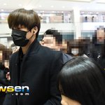 [EXO] 종인이 기사사진인데 <b>주위</b>에 사생임?