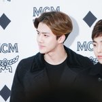 [EXO] 요새 오센 턱 더 자란거같지 않냐?