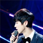 [EXO] 가슴에 <b>손</b>을 얹고 안 잘생겼다고?