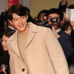 팬들 <b>포옹</b>부터 셀카찍어주는 김우빈