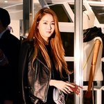 <b>크롭탑</b> 사이로 빛나는 소유의 섹시 복근! 당당할 수 밖에 없을 듯