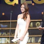드레스입고 시상하는 <b>aoa</b> 설현