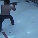 [추억파리여] 아내 감동시키기 위해 은행 atm <b>박살</b>낸 남자