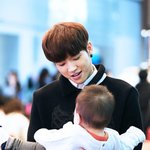 아이돌들이 아기를 볼 <b>때의</b> 자세와 눈빛