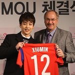 [시우민] <b>감독님</b>께 유니폼 받은 시우민.
