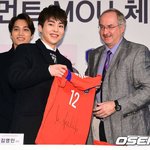 [시우민] 사진만 보면 <b>민석</b>이 프로축구 입단식이야