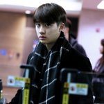 무표정으로 공항에서 화보찍는 <b>디오</b>