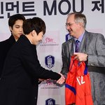 [exo] <b>민석</b>이.. 너무감격스러운듯..ㅋㅋ