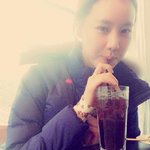 김예원 <b>블루</b> <b>컬러</b> 따뜻한 패딩입고 아이스커피?