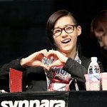 남자 아이돌의 <b>팬사인회</b> 하트 애교.jpg
