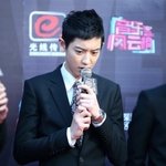 마이크 <b>특이</b>하게 잡는 아이돌
