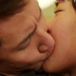 여배우가 불쌍한 키스신.<b>gif</b>