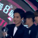 [시우민] 상받아 기쁜 시우민움짤.<b>흐뭇</b>.