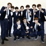 [CHEN] 어제 단체사진! <b>상</b> 들고있는 종대ㅎㅎ