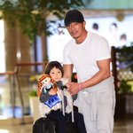 캐리어에앉아서 이동하는 추사랑ㅎㅎ