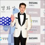 화이트<b>수트</b> 입은 김우빈 <b>수트</b>자태