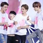 [EXO] 내일 무지개도 간다. 하얀<b>머플러</b>하고감