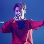 팬들을 향해 <b>엄지</b>를 든 아이돌