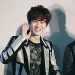 아이돌의 반가운 <b>손</b> <b>인사</b>.jpg