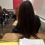 [추억파리여] 앞자리 여자 머리가 내 책상을 <b>침범</b>한다