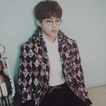 [시우민] 안경에 <b>반바지</b>...새굿즈사진땜에 죽겠다