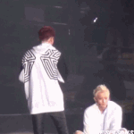 [EXO] 타오 사과뺏고 보내는 <b>형들</b>