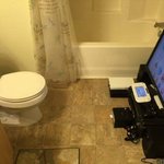 [<b>지린</b>다] 화장실에서 1시간째 뭐하니?.jpg