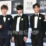 [<b>b1a4</b>] 가요대축제에 유일하게 추모꽃을 단 <b>b1a4</b>