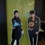 [카이] 중국 <b>KFC</b> 문앞에 카이 등신대ㅋㅋㅋㅋ